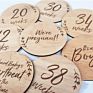 En71 Double Discs Etched Wreath Pregnancy Baby Milestone Wood Cards Wooden Memory Card for Pregnant Women Photo Souvenirs