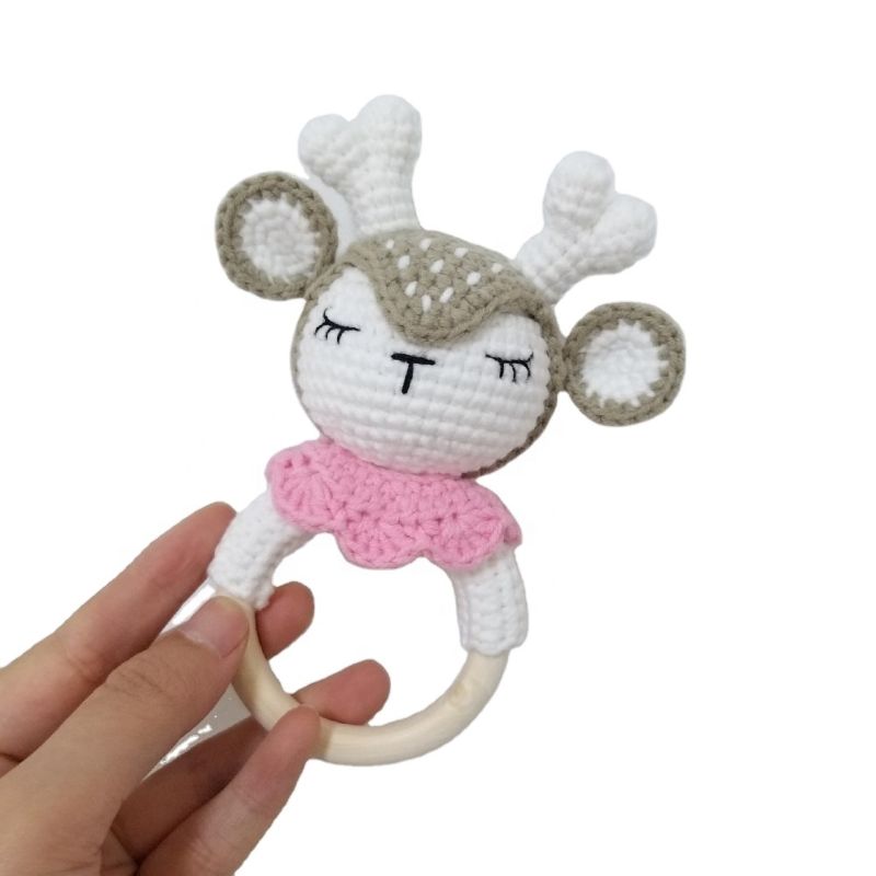 Wholesales 100% Handmade Knitted Natural Wooden Teething Ring Crochet Teether Toy Deer Rattle for Baby